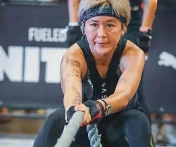 童年女神师妃暄—唐宁变身肌肉女超人,网友:还我童年女神