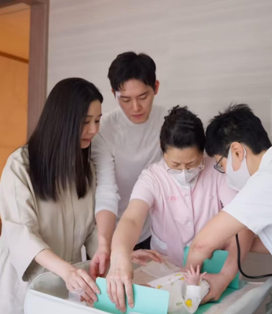 十优港姐麦明诗产后火速搞大事！ 晒双人婴儿车暗示追二胎