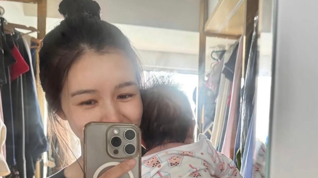 TVB前港姐冠军晒近况！产后一个月状态大勇，单手抱娃不忘自拍