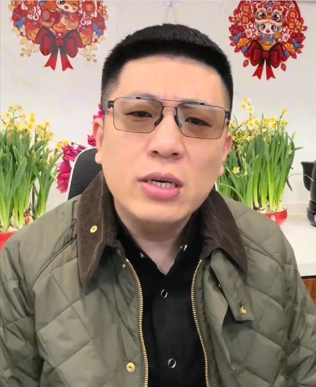 杨议摆枝“失约”多日未现直播平台，助理回应“没失败，听安排”