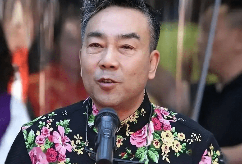 侯耀文故意把劳务费撒了一地，杨少华机智化解尴尬：你再扔我还捡