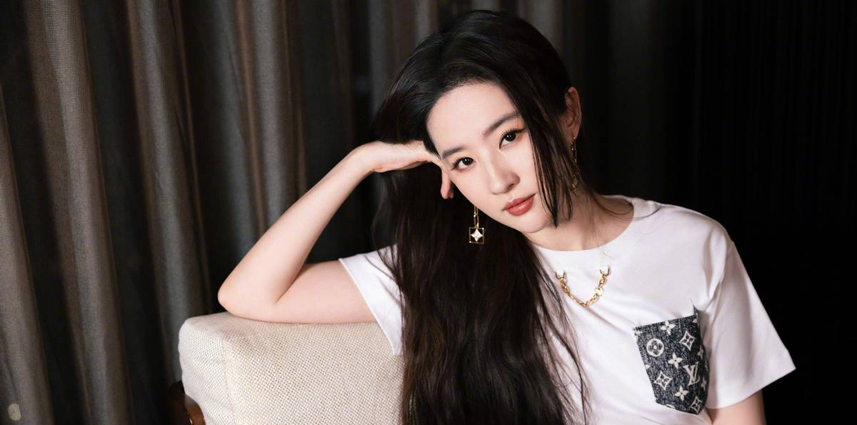 刘亦菲参加活动走红毯,围观男性高喊“太美啦”,被质疑买粉自夸