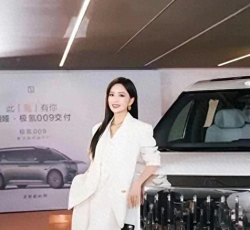 40岁佟丽娅现身车展做车模，穿白色西装秒变女强人，颜值回春太惊艳