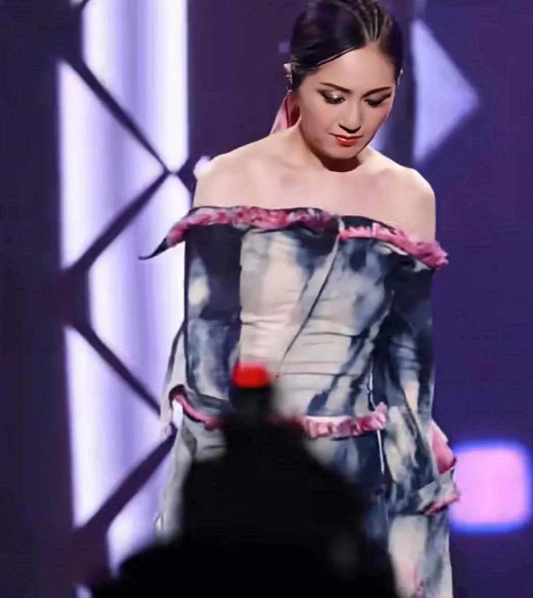 杨千嬅演唱会上亮片粘满身，被误认为是小黑虫子。