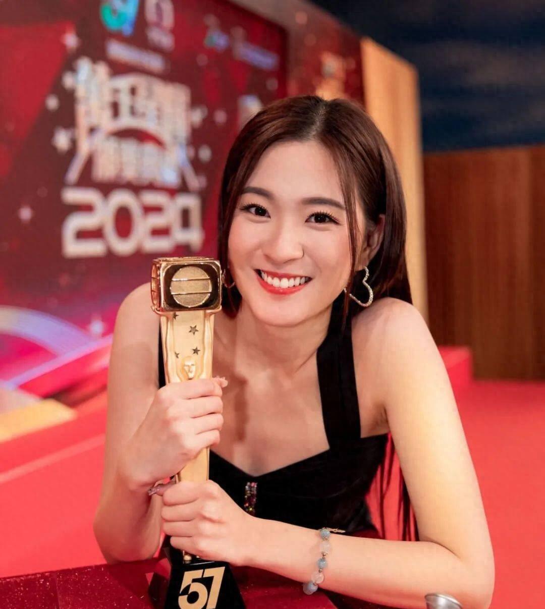 何依婷大肚现身依然索爆~寿星女幸福满面,“绯闻男友”到场实锤恋情?