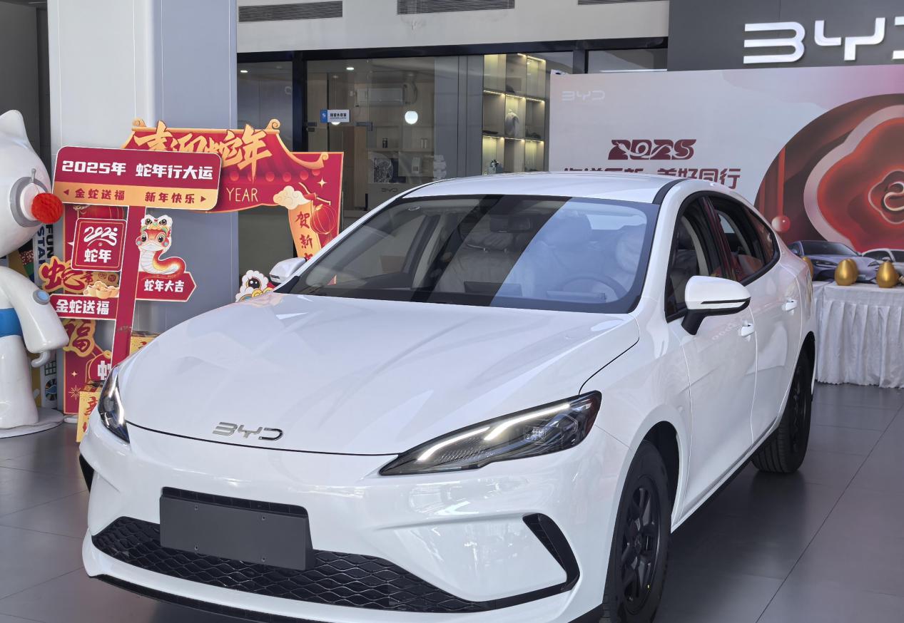 比亚迪海豹05DM-i实车到店，长近4米8+第五代DM，续航超2000km