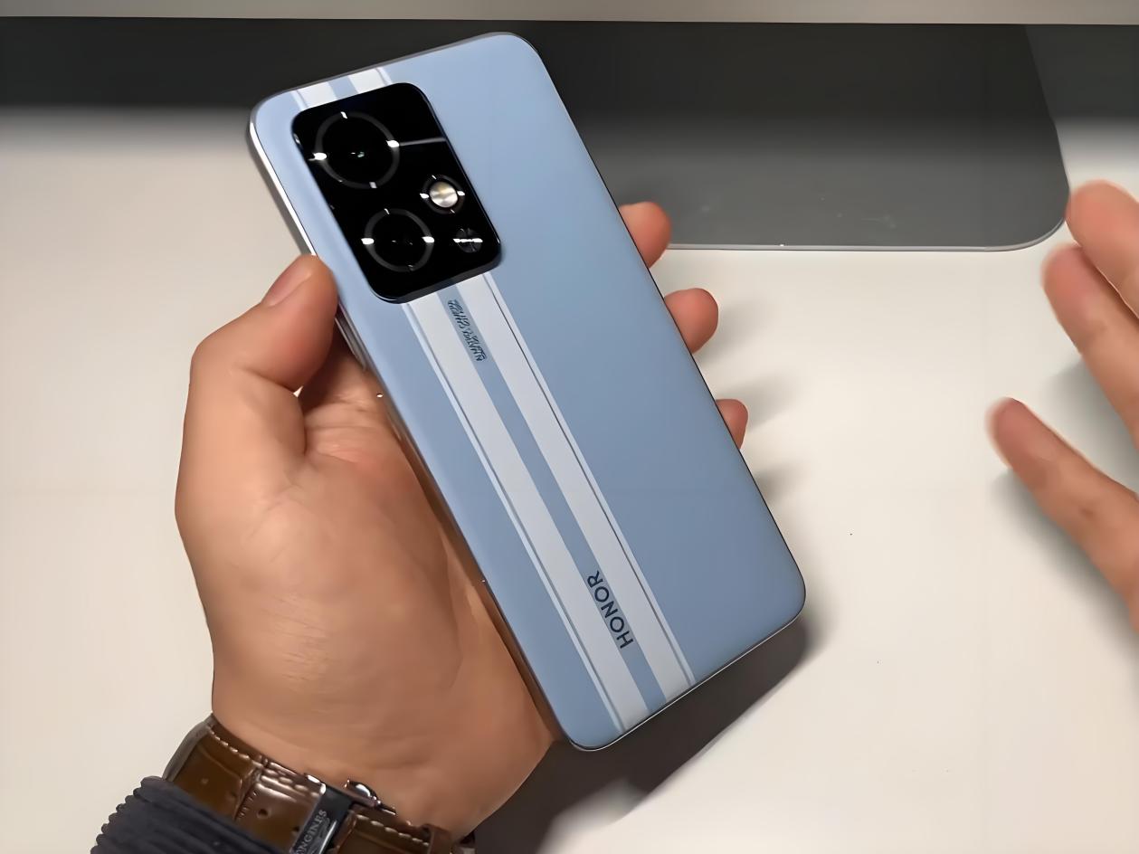 5000mAh+100W快充，骁龙8Gen2加持，荣耀清仓跳水1011元