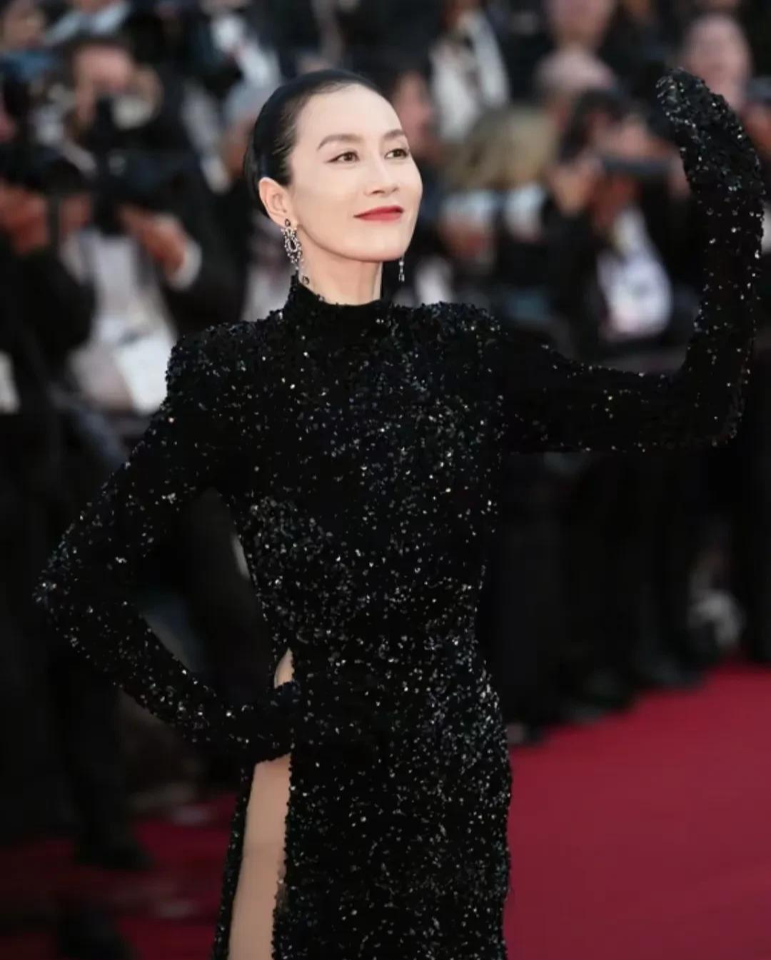 47岁温峥嵘高开叉亮片裙闪耀戛纳！