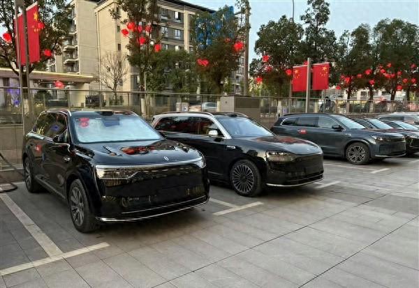 与大哥M9同框 全新问界M8实车曝光：气场更强