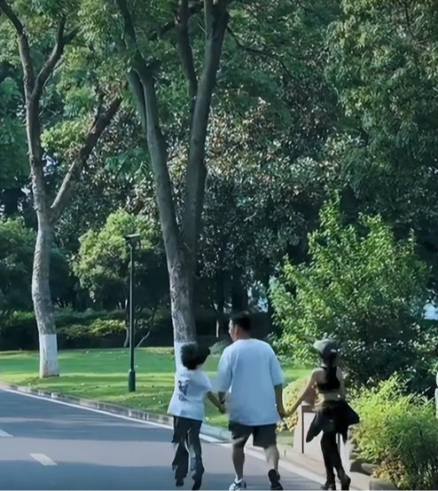 一天5个瓜，顶流恋情、官宣离婚、疑似求婚，娱乐圈有喜有忧