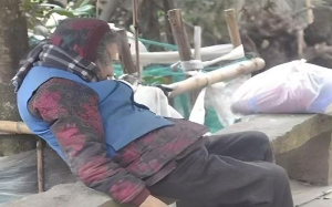 老母亲养了四个儿子，老了却遭儿子们嫌弃，被赶出来，活活冻死在儿子家门口！