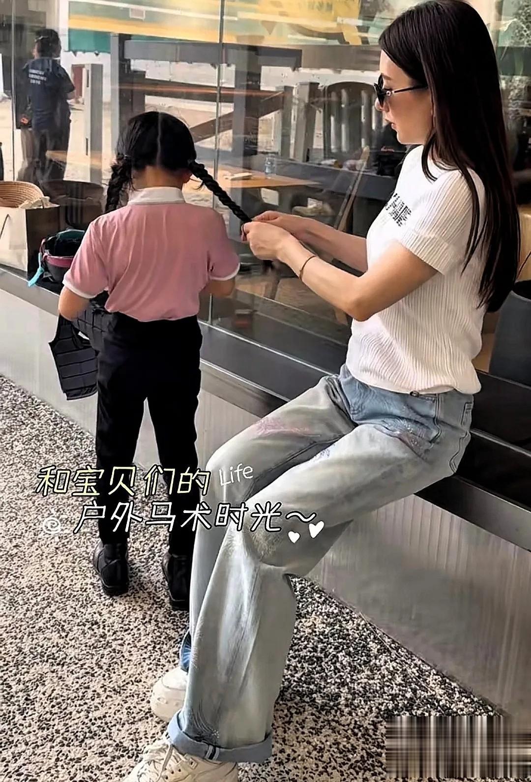 方媛带俩女儿骑马太养眼，8岁大女儿身高猛长，姐妹俩又瘦又有范