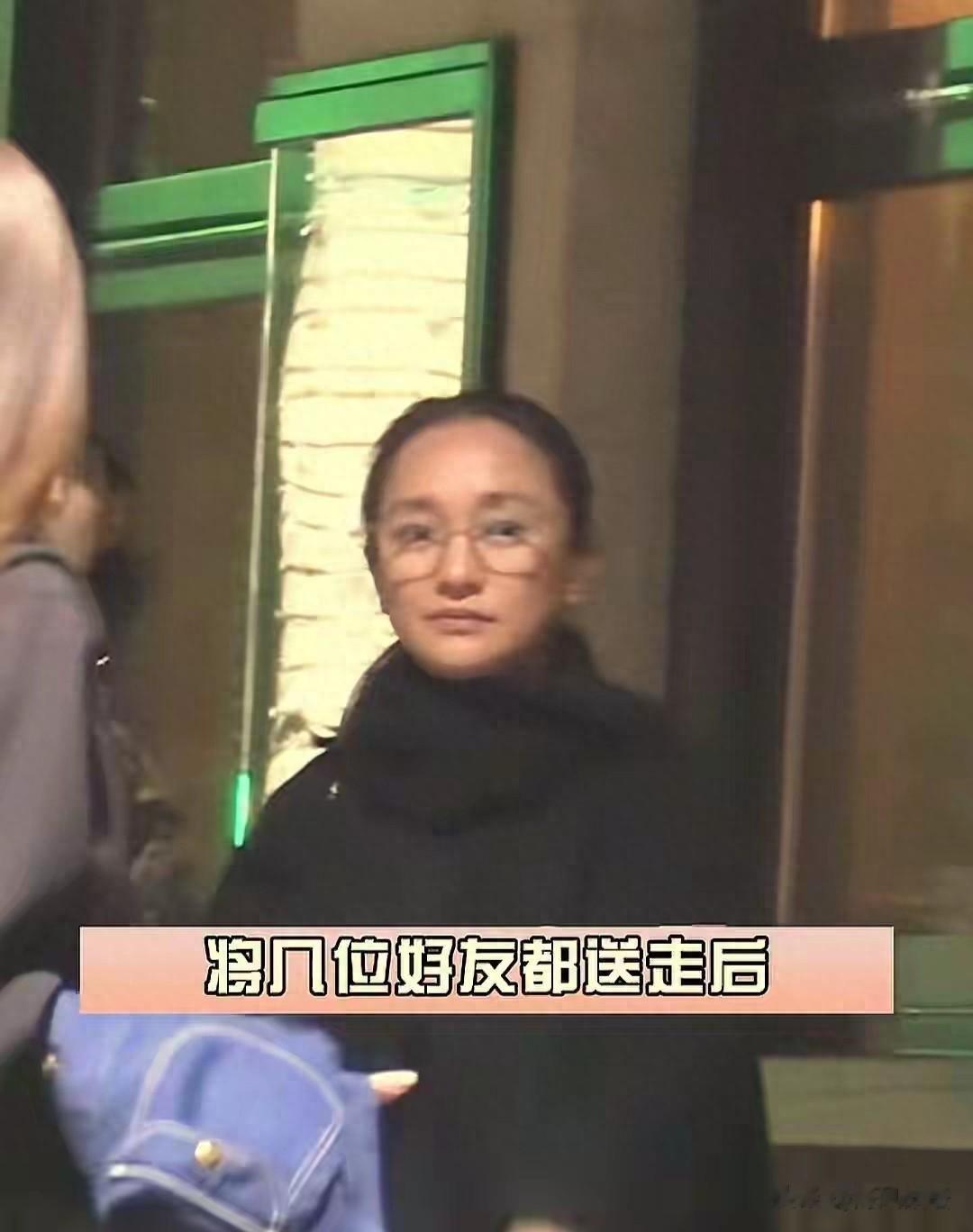 周迅陈坤聚会被拍，挽陌生男子手臂，关系亲密引猜测