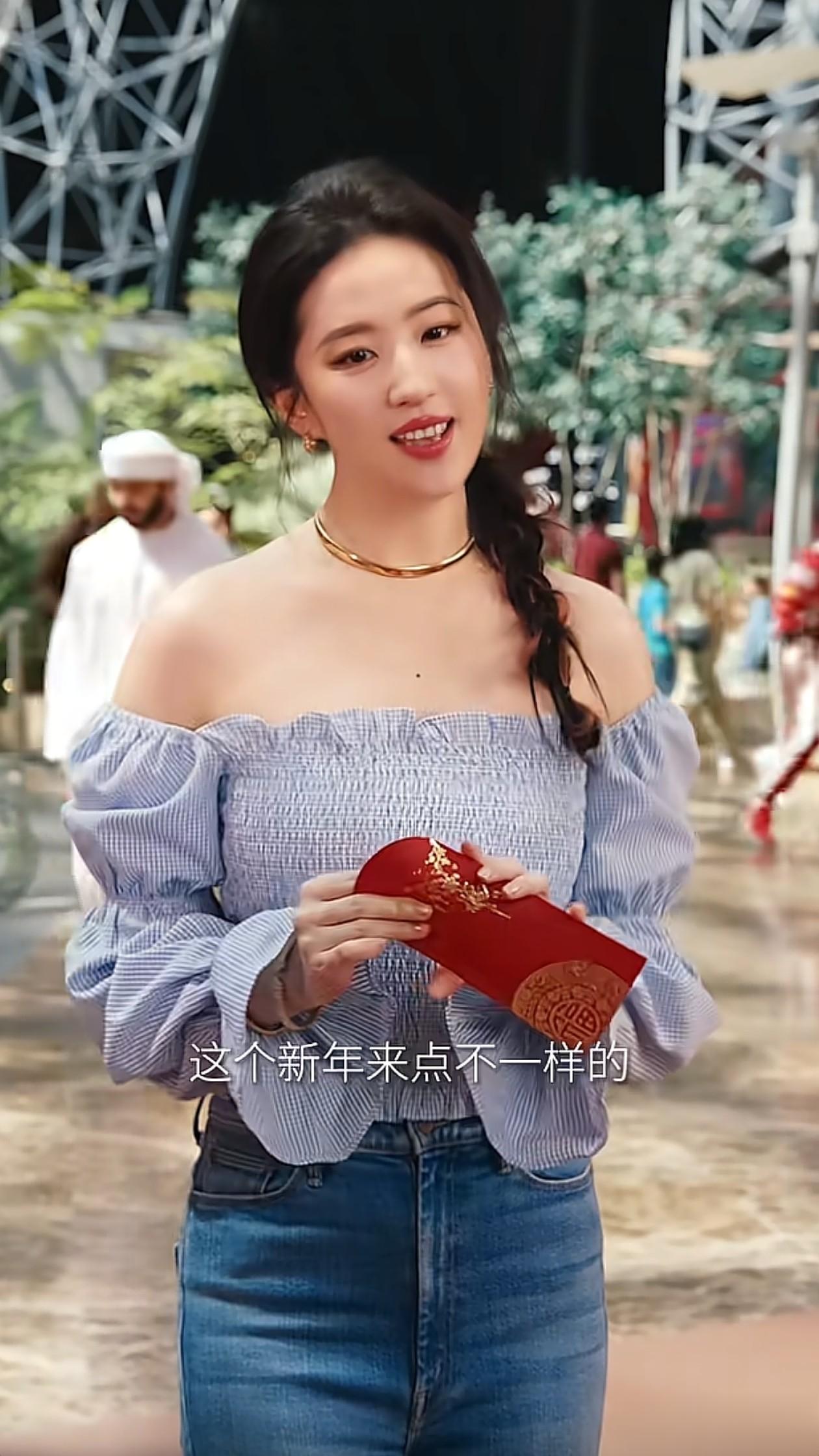 38岁刘亦菲最新穿搭：一字肩上衣+牛仔裤，尽显直角肩，嫩得像28