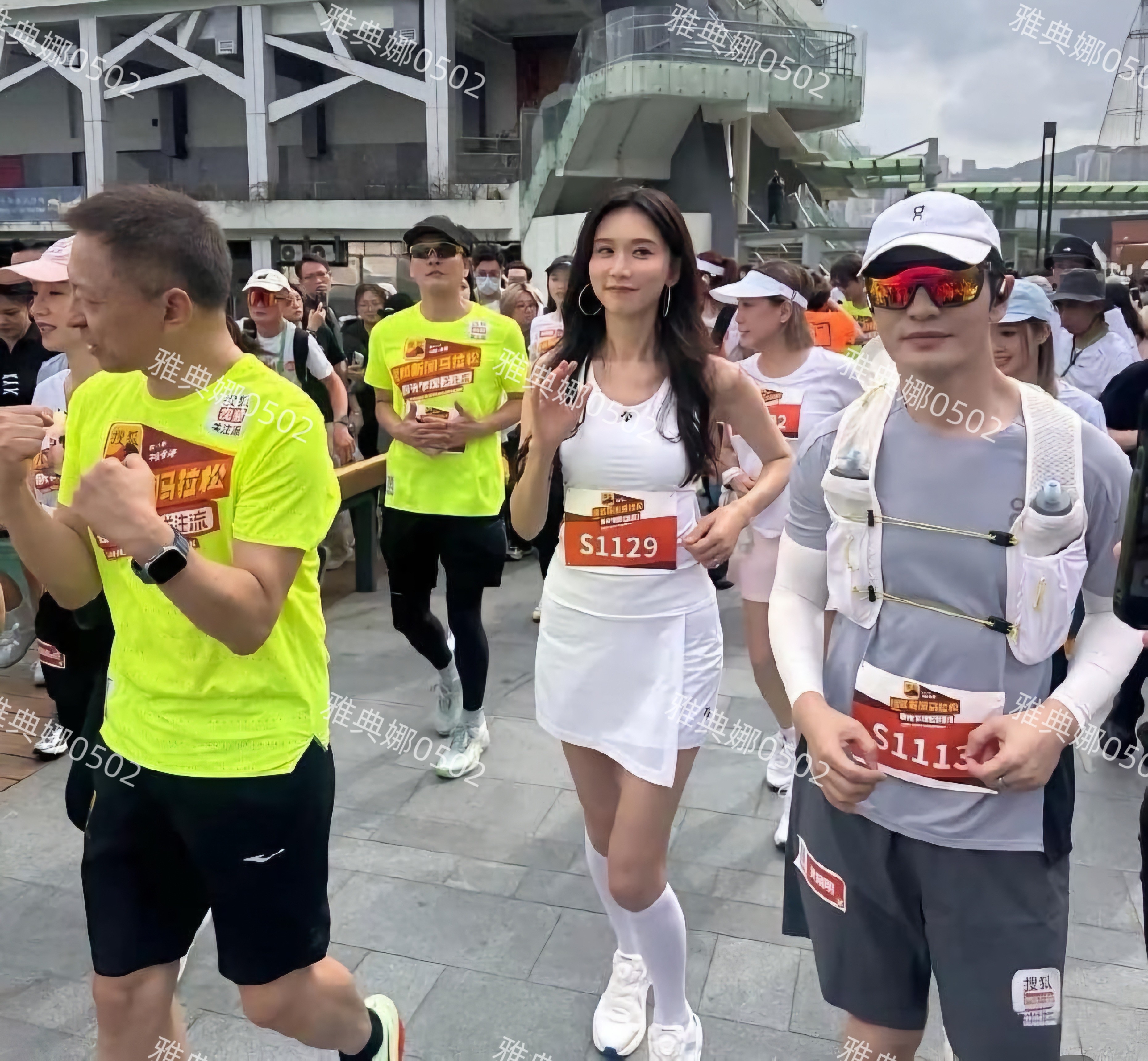 难怪网友质疑黄晓明的身高，号称1米8的他还没有1米75的林志玲高