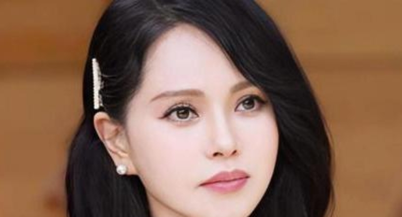 57岁伊能静素颜杀疯了!瘦10斤剪刘海,60岁前要搞大动作?