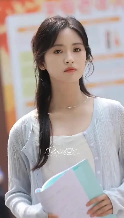 沈月线下被偶遇，梳公主头妆容精致，身材苗条美出新高度。