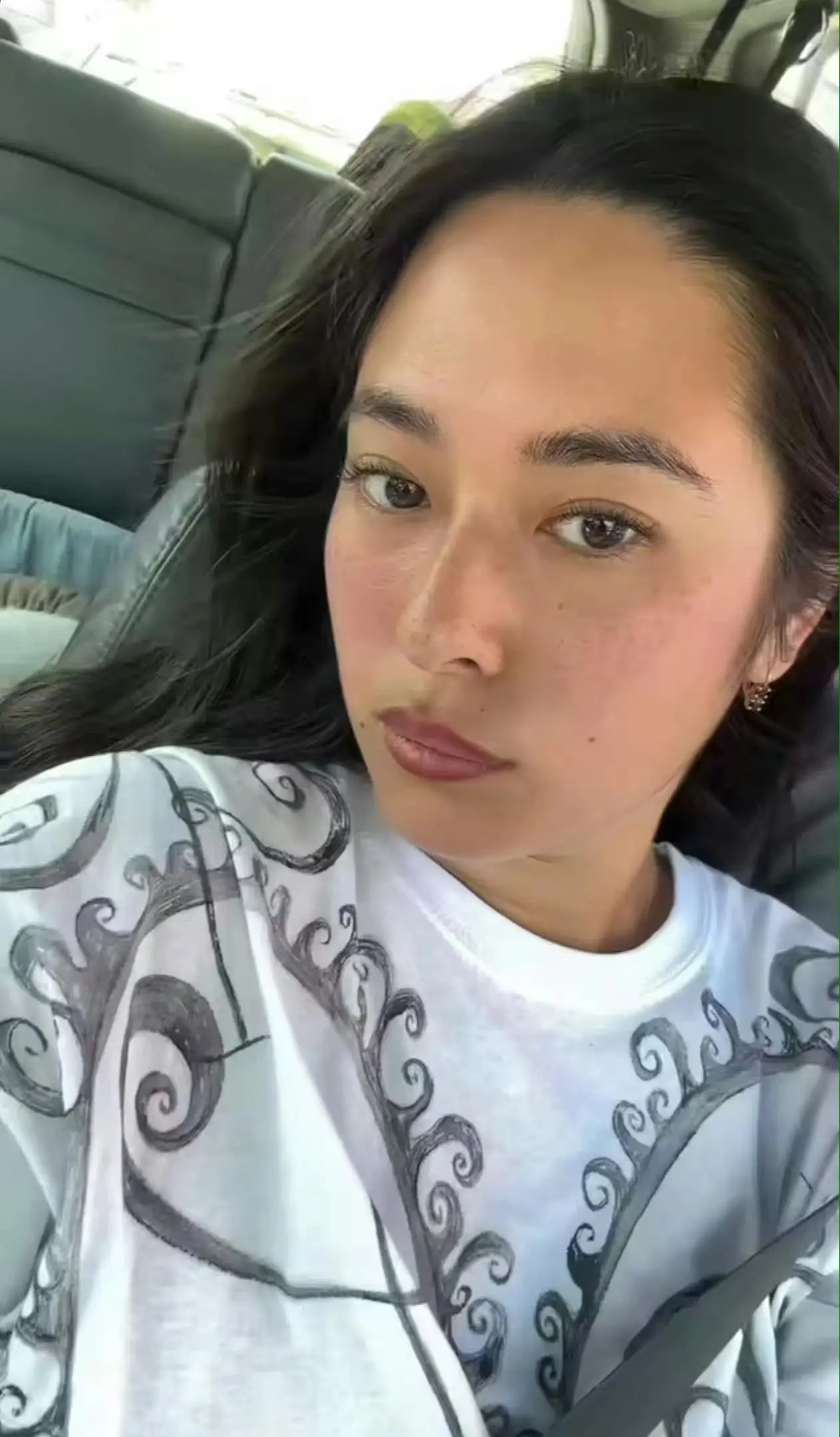 63岁姜文要当姥爷了！32岁女儿晒8个月孕肚，肚大如箩身材纤细！
