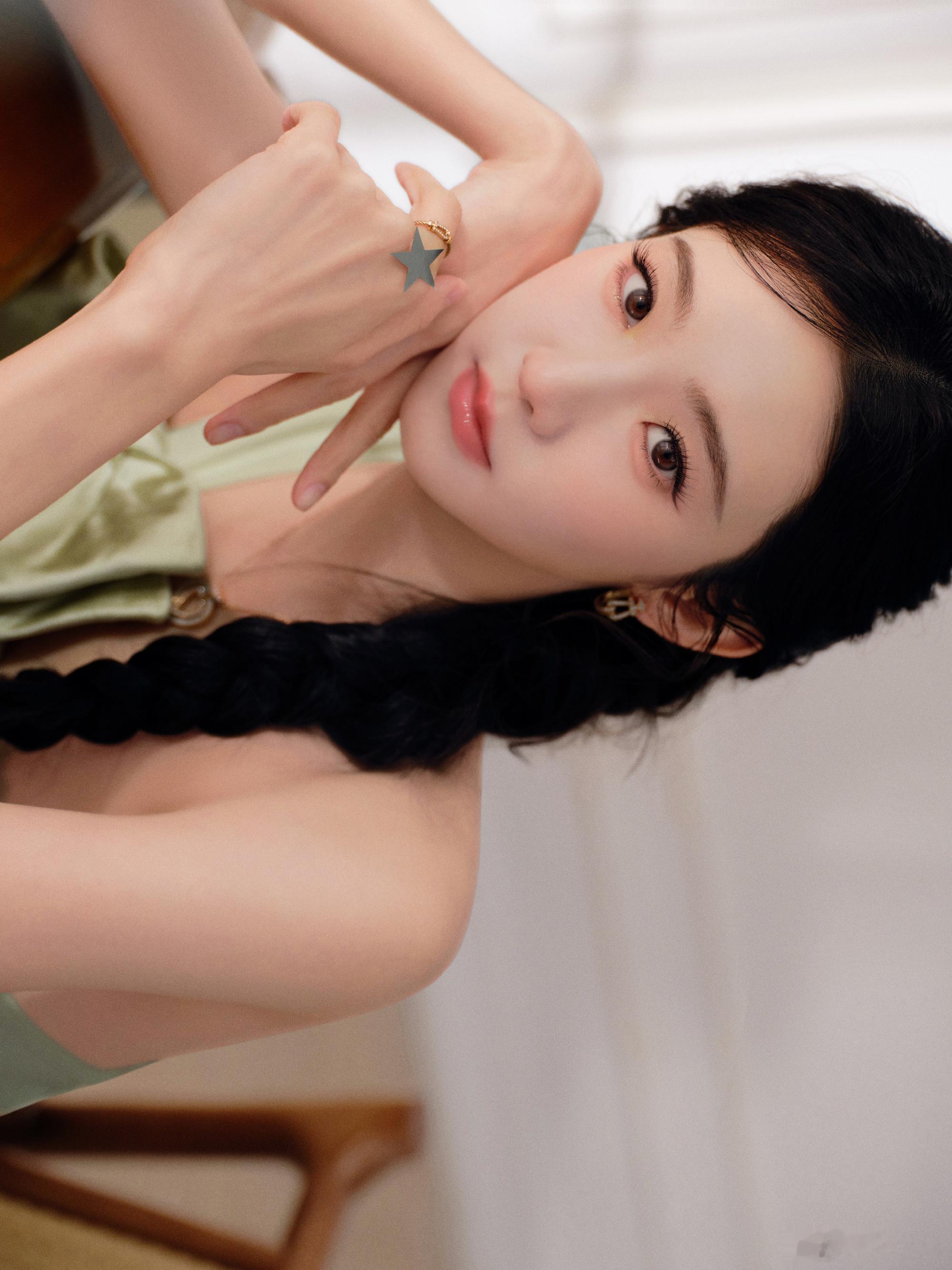 张艺凡浅绿抹胸连衣裙，春天的味道