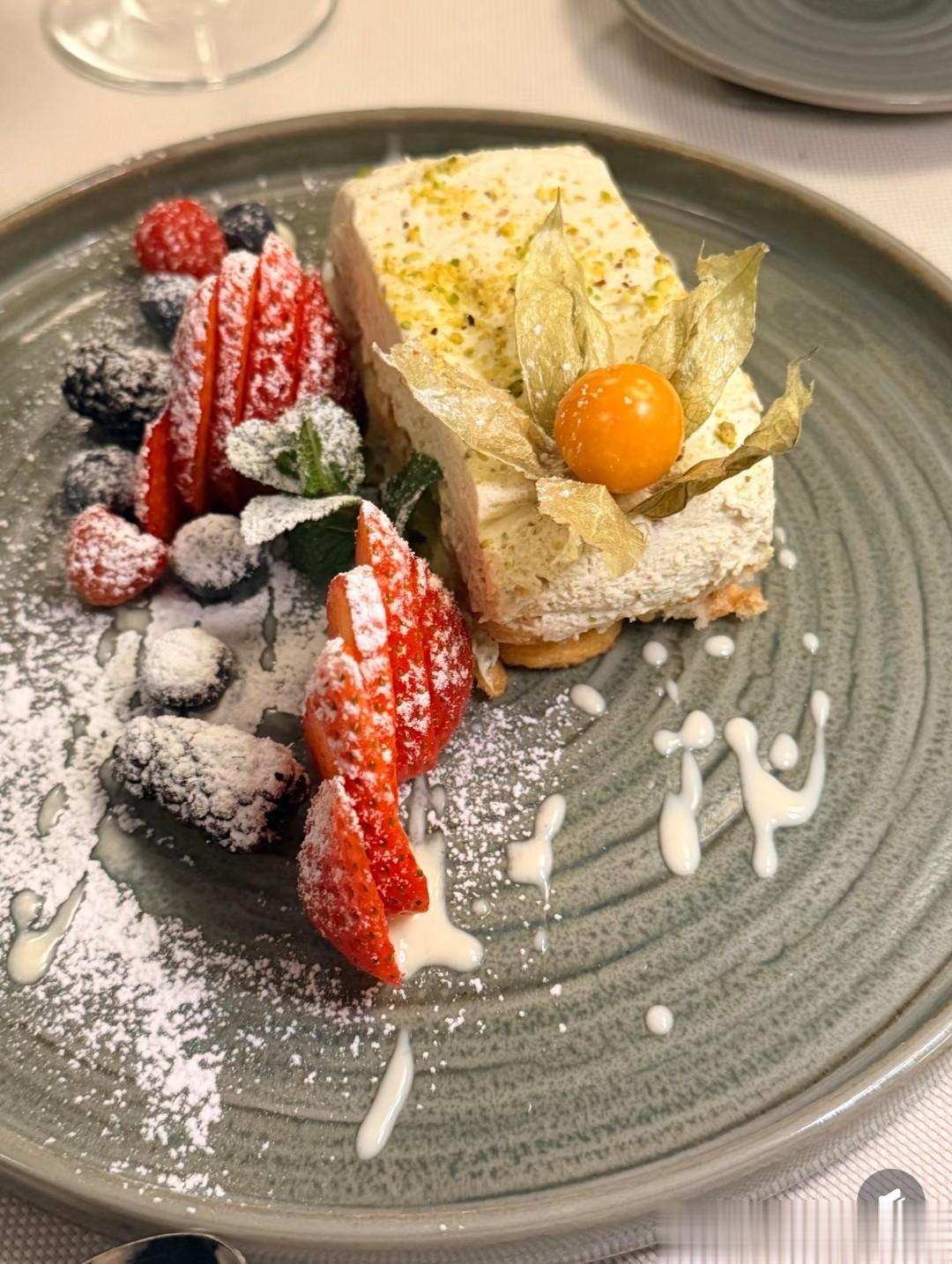 笑发财了！沈梦辰法国晒美照，杜海涛全程一套衣服，像女明星跟班