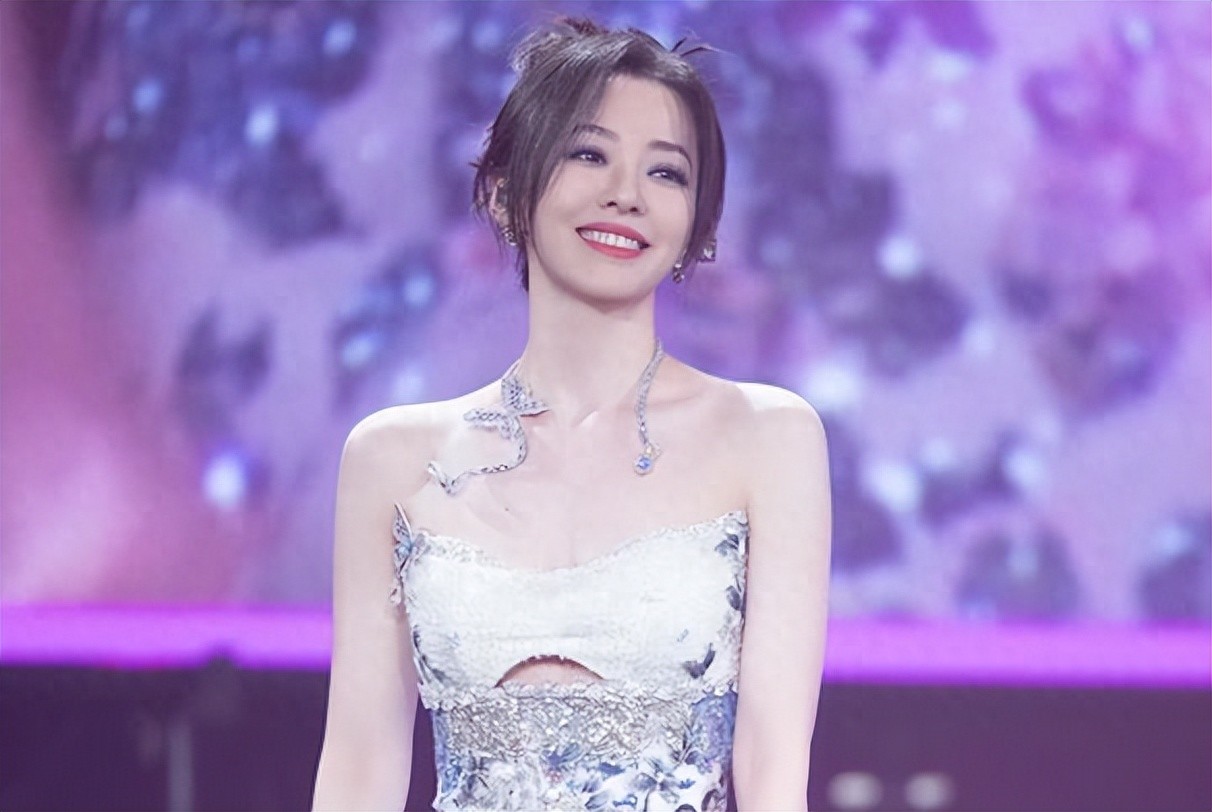 离婚7年，张靓颖再次让人刮目相看，独得6亿的冯轲后悔也晚了