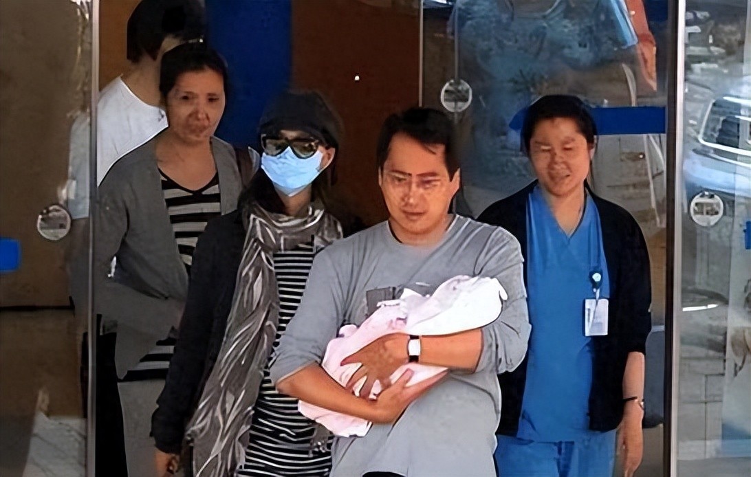 赴美留学后，他身价超百亿成投资大佬，现儿女双全，妻子家喻户晓