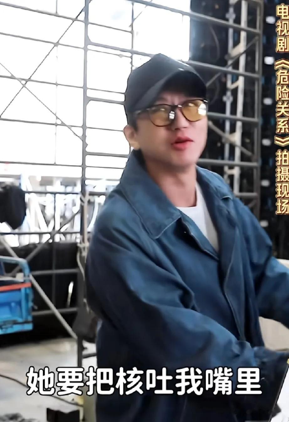 邓超当众张大嘴，任由孙俪吐果核，片场打闹暴露幸福婚姻