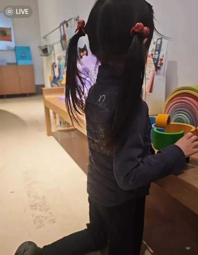 张梓琳晒春节动态,老公将女儿举起臂力超强,俩女儿大长腿超吸睛