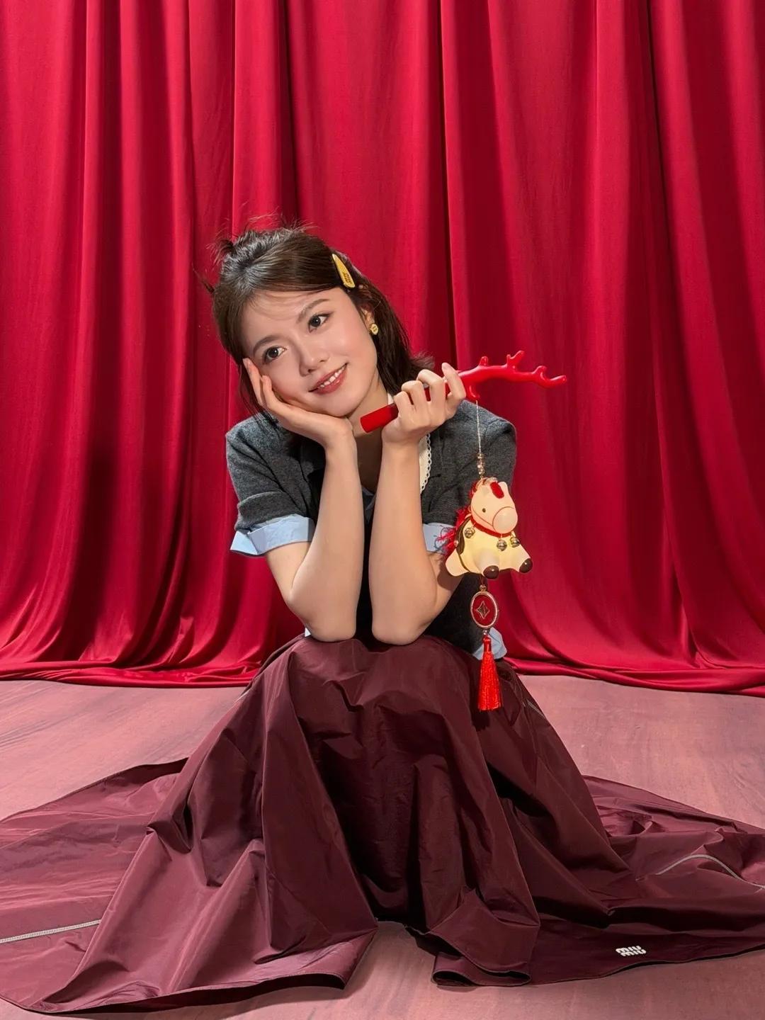 赵今麦马年祝福写真