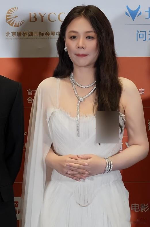 北影节红毯生图来了：高圆圆脸黄土气、戚薇肿胀、马丽惊艳全场！