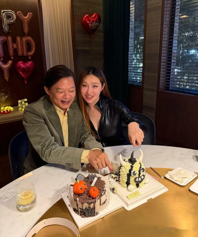 抛弃结婚26年的发妻,转身娶90后女学生,67岁莫华伦如今太幸福