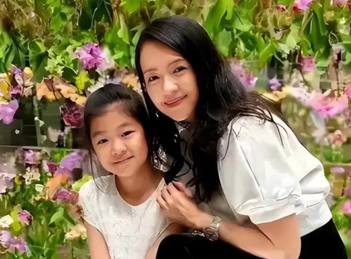 汪峰做梦也没想到，抚养权变更后，女儿醒醒竟成章子怡的“靠山”