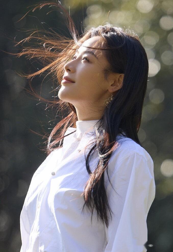 陈丽君拉夫劳伦策马逐梦大片，经典白衬衫与阔腿裤，尽显优雅风骨