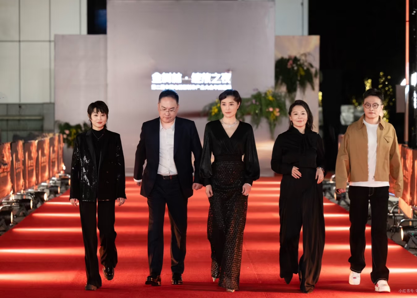 吴越分享金树林获奖照，黑V领长裙知性又优雅