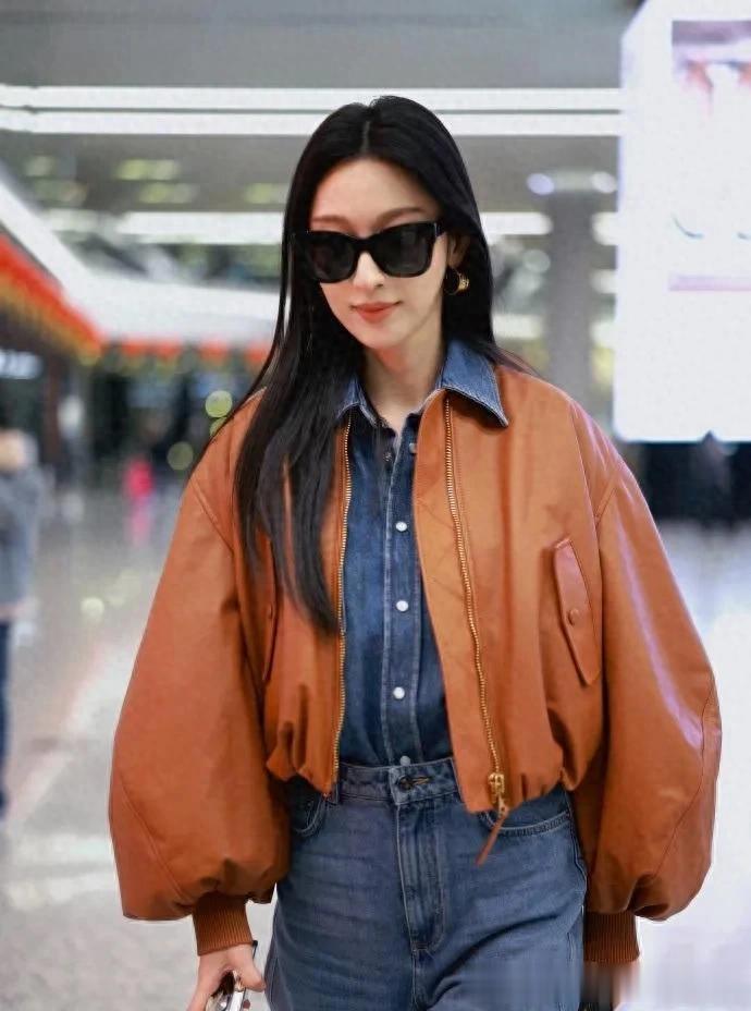 张俪机场私服真时髦！穿棕色皮夹克+牛仔裤，减龄洋气又高级！