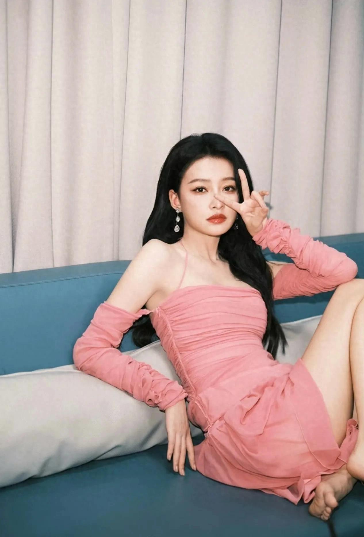 孙怡好甜美，淡粉色吊带裙，少女感十足