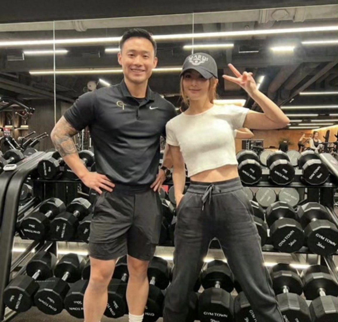 阿Sa霸气删“绯闻”！43岁甜牵小9岁肌教练 网友：这糖我先嗑为敬