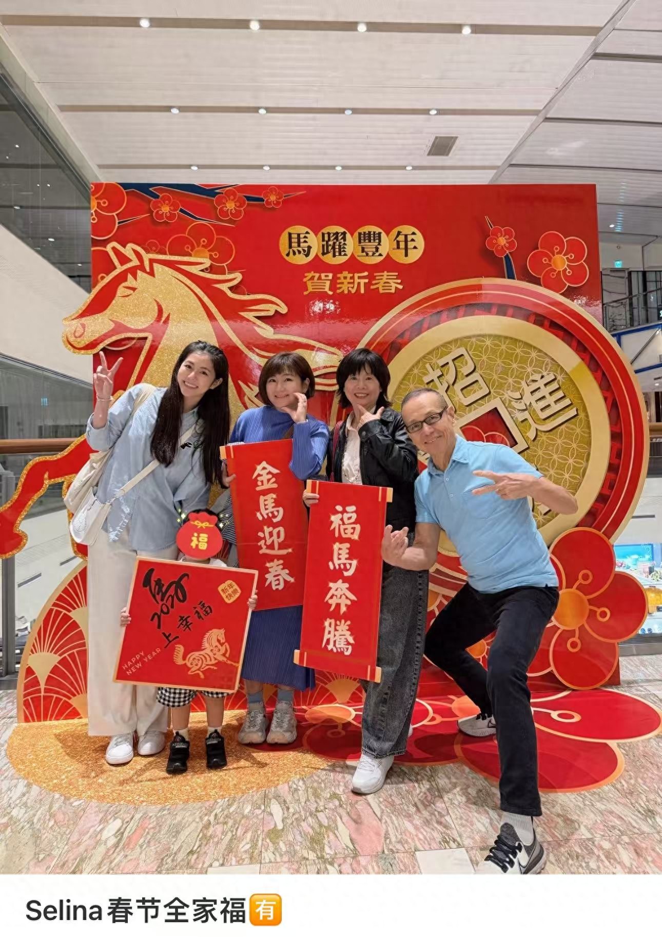 Selina带儿子回娘家拍全家福，手部浮肿明显，腿部疤痕呈一大片黑