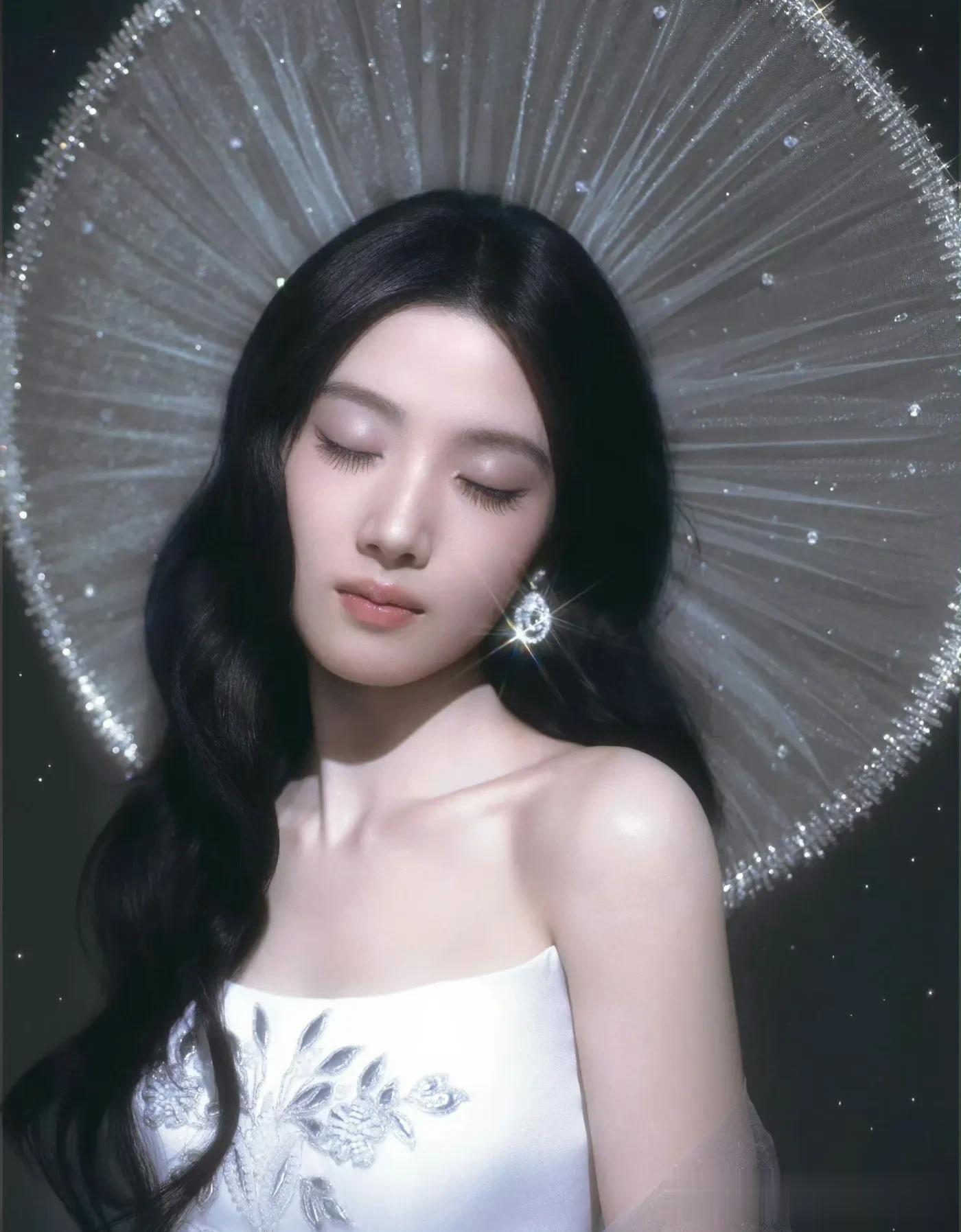 微博之夜出图：辛芷蕾高定加持卢昱晓神女造型，看得出大家都很卷