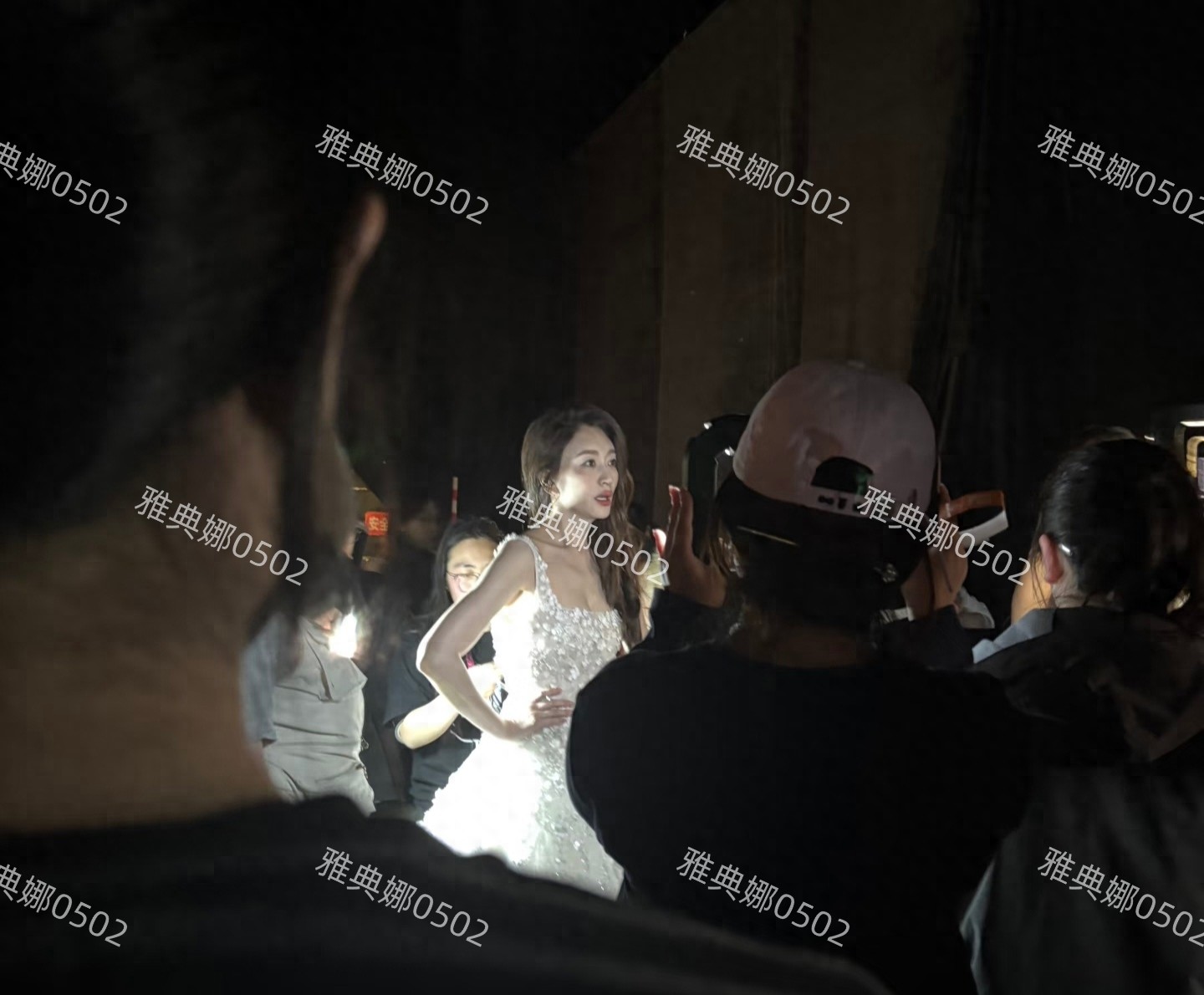拍到了浪姐李小冉二公侯场时的生图，又瘦又美又年轻皮肤白到发光