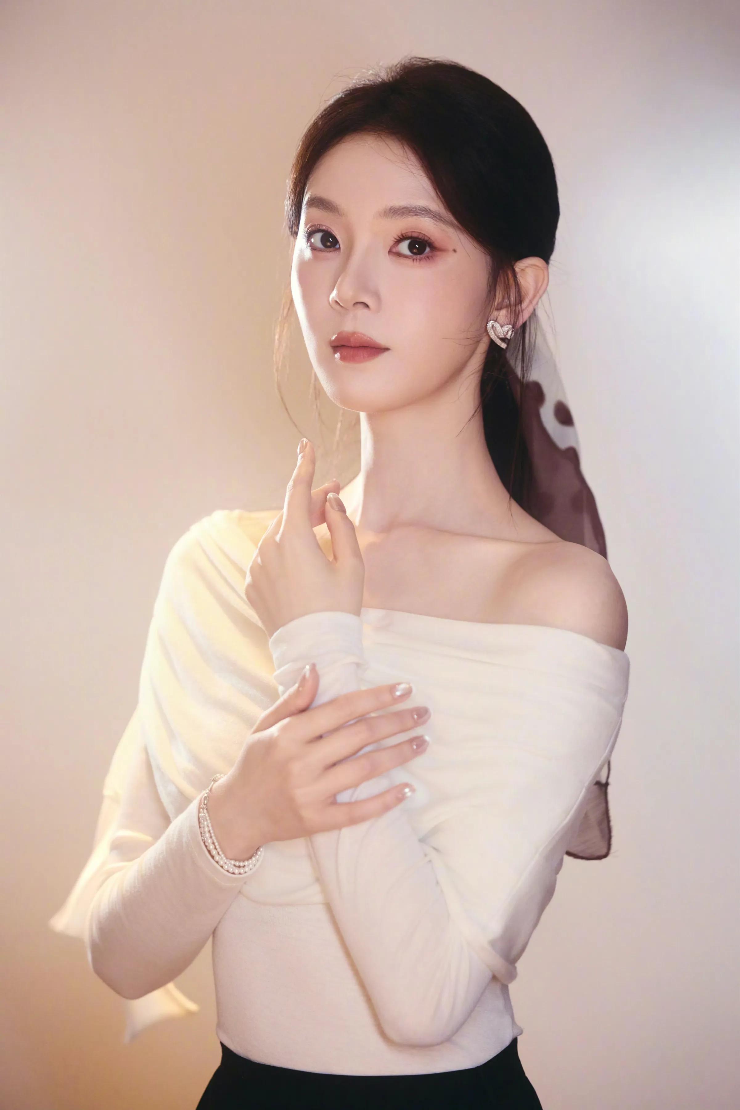 陈瑶，温婉丝巾发带造型。
