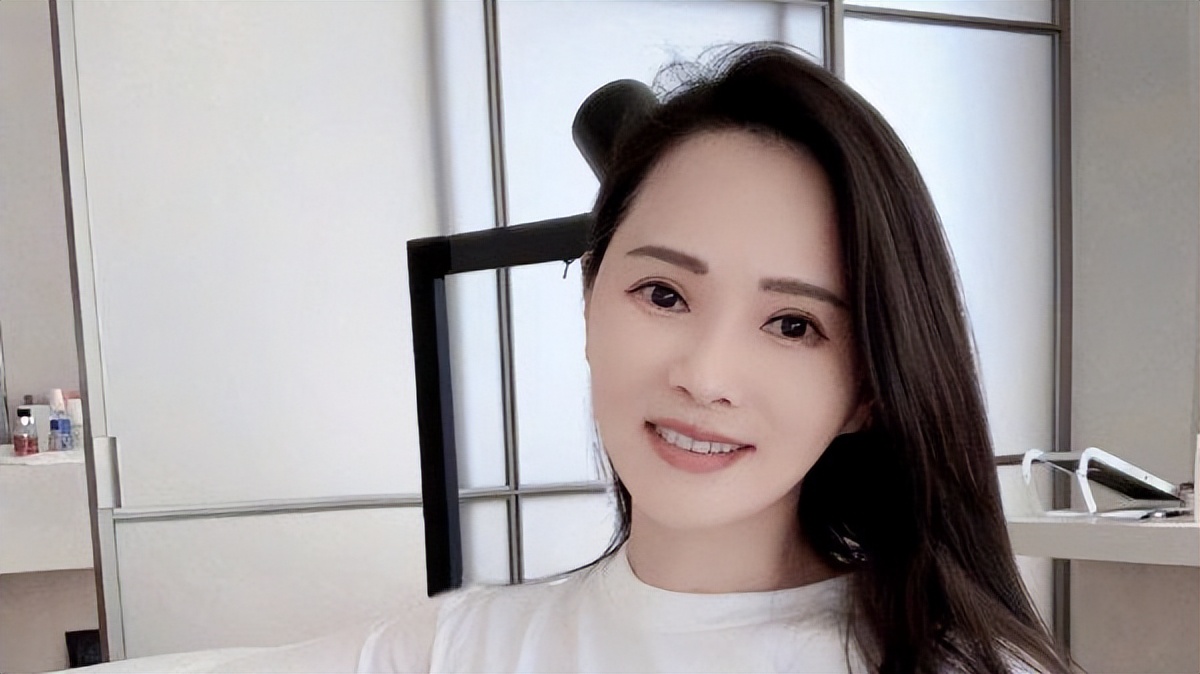 58岁伊能静不再隐瞒！公开与秦昊结婚真相，原来庾澄庆当初没说谎