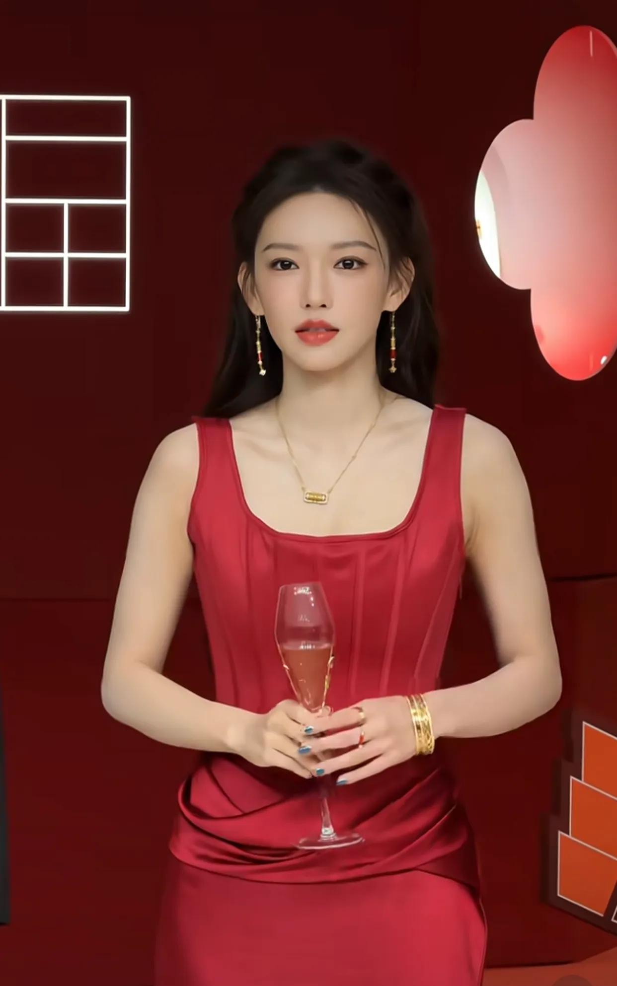 我去！这太美了，程潇现身深圳周大福，黄金手镯也不及她光芒万丈