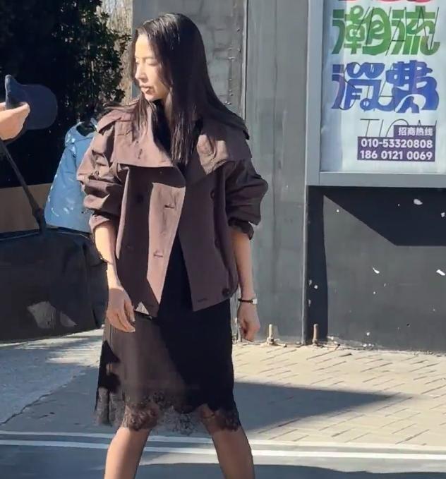 有粉丝在朗园创意园区内偶遇董洁,彼时她正为新季产品进行实景拍摄