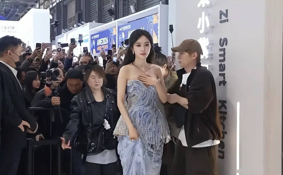 杨幂在上海参加线下活动，整个人白到发光、熠熠闪耀