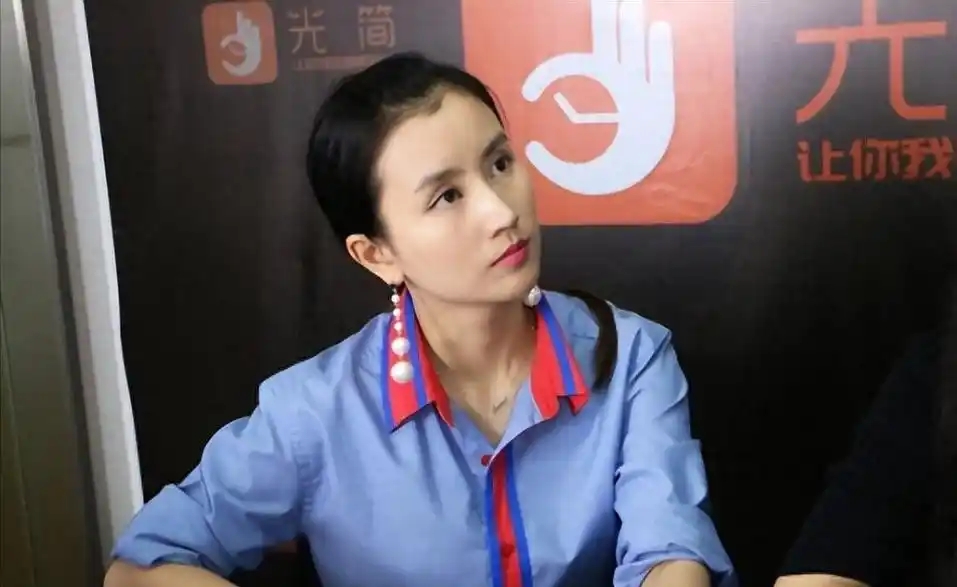 她曾是上海著名主持，和富商离婚后沦落当网红，38岁独自带娃生活
