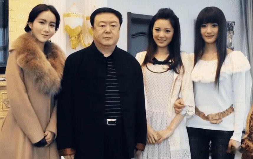 她出道便靠姑父走红，谁料姑父另结新欢后，她彻底沦为了18线演员