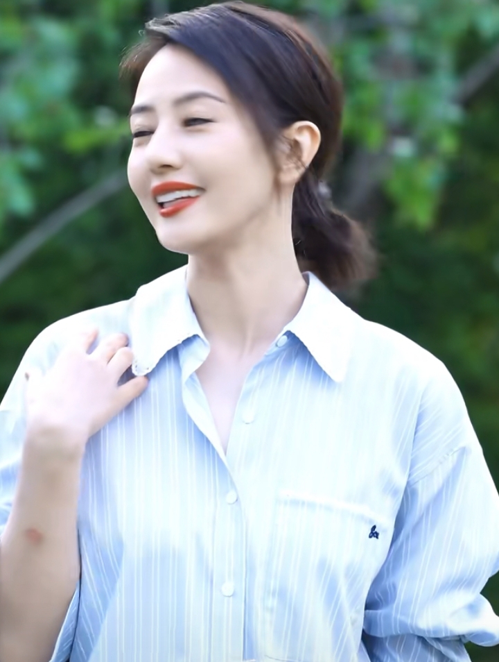 高圆圆春日营业照太惊艳，衬衫低马尾造型，气质清爽美貌依旧