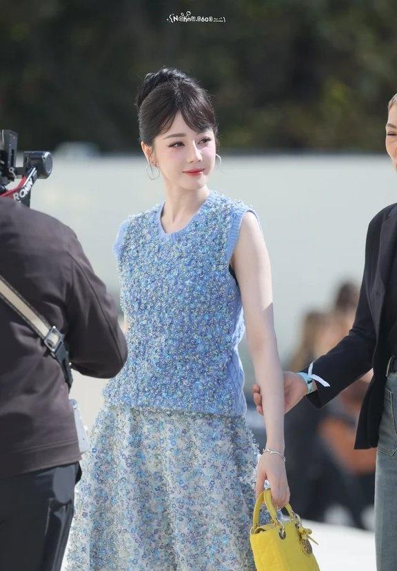 路人镜头下的迪丽热巴太美了!卷发生图封神还宠粉,贴心圈粉无数