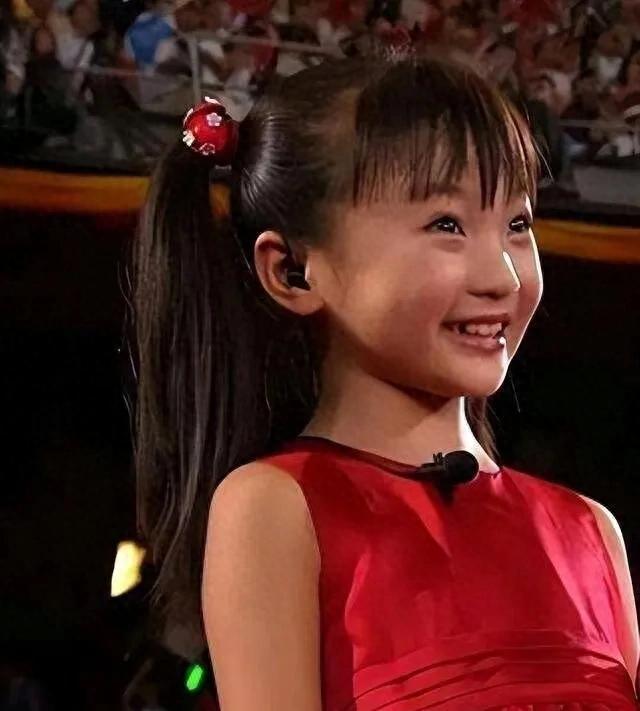 26岁林妙可逛庙会，仍是娃娃脸，本是童星出道，长大后却无戏可拍